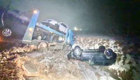 Argeș. Accident grav! Un autotren plin cu mașini noi de la Dacia a intrat în șanț