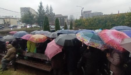 Ce au așteptat azi sute de piteșteni în ploaie
