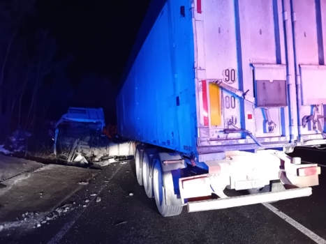 Accident lângă Pitești. TIR izbit de un cap de pod
