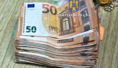 La 77 de ani, a rămas fără 23.000 de euro după ce o femeie i-a intrat în casă