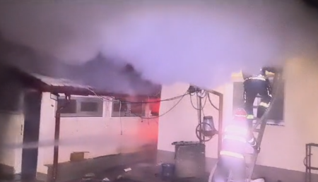 Argeș: Incendiu periculos, cu risc de explozie! Două case afectate