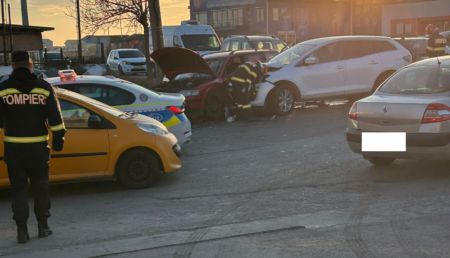 Accident lângă Pitești. Impact puternic între Mazda și Volkswagen