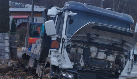 Accident în Argeș: Autocamion cu remorcă ieșit în decor
