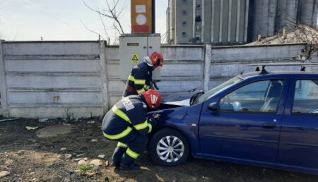 Argeș: Șofer de 75 de ani s-a izbit cu autoturismul de un stâlp