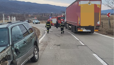 Argeș: Intervenție de urgență! Impact puternic între două vehicule și un TIR