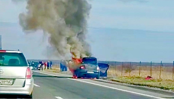 Un VW Passat de Argeș s-a făcut scrum pe Autostradă, acum!