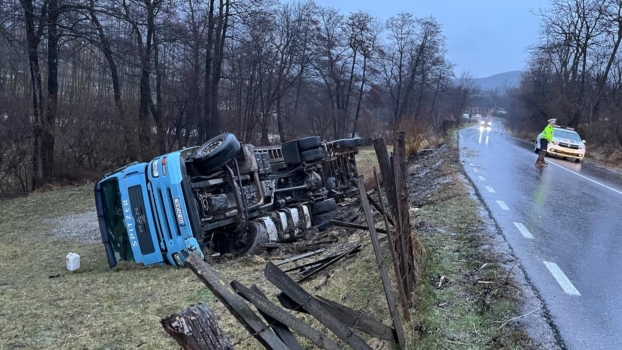 Un camion s-a răsturnat pe un drum din Argeș. E incredibil ce s-a întâmplat cu șoferul