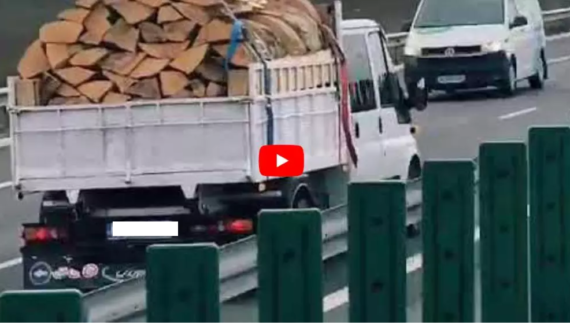 Imagini virale! Camion cu lemne circula pe contrasens, pe autostradă!
