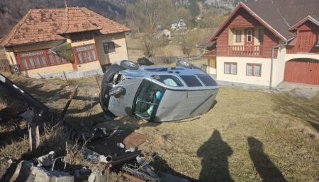 Argeș. Mașină răsturnată într-o curte din Dâmbovicioara!