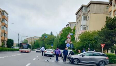 Val de evenimente rutiere! Accident cu Mercedes în Pitești!