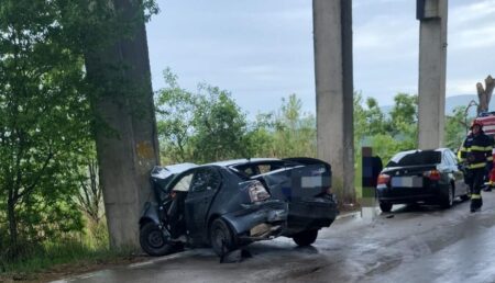 Accident grav în Argeș. Un șofer de 18 ani a făcut mașina praf!