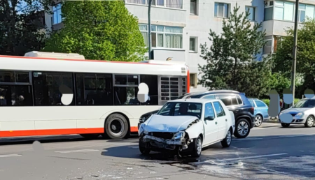 Accident cu două autoturisme în Pitești. O persoană are nevoie de ajutor