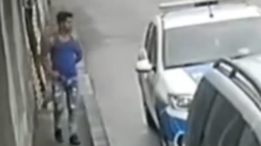 Imagini video incredibile! Ce a făcut când a trecut pe lângă mașina de Poliție