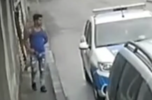 Imagini video incredibile! Ce a făcut când a trecut pe lângă mașina de Poliție