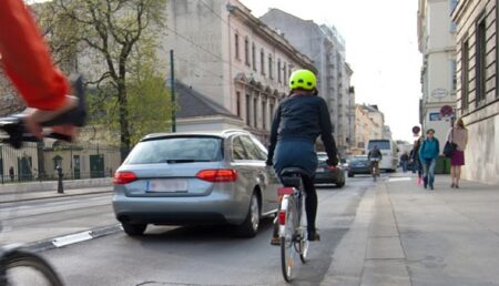 Șoferii care depășesc bicicliștii și trotinetiștii pot rămâne fără permis!