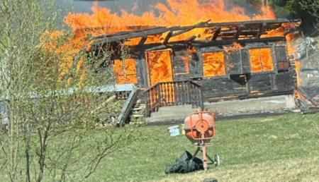 Două case au ars din temelii. De la ce a pornit focul