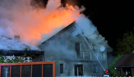 Argeș: Incendiu la două gospodării! Focul le-a distrus casele