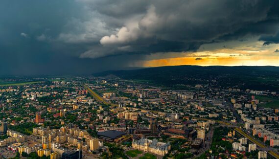 Avertizare de vreme extremă! Furtuni și grindină ,,zguduie” România