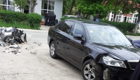 Argeș: Scuter făcut praf într-un accident cu un autoturism! Persoană rănită