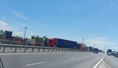 Accident în Pitești: Autoutilitară răsturnată la ieșirea de pe autostradă