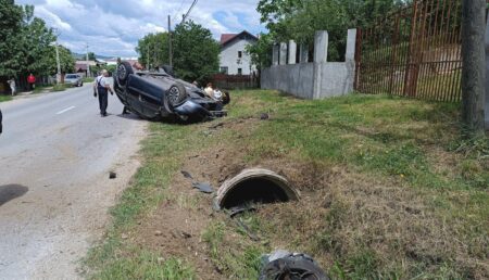 Din nou un accident grav: o mașină s-a răsturnat pe un drum dificil din Argeș
