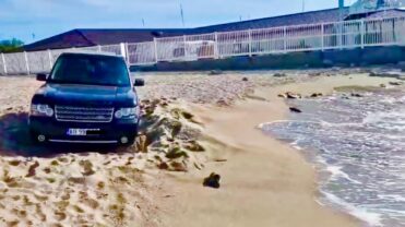 Daună totală: 4000€ sanctiune pentru intrarea pe plajă cu bolidul de lux din Argeș