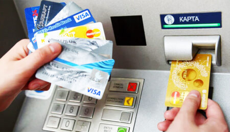 Decizie majoră pentru clienții băncii-gigant: Se întâmplă cu cele mai folosite carduri