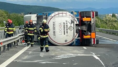 Blocaj: Trafic paralizat pe autostradă! Autocisternă răsturnată pe carosabil