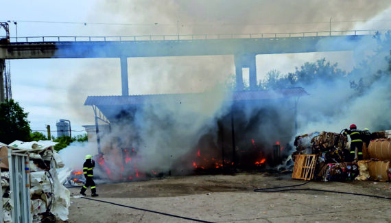 S-a dat alarma! Urgență la un depozit din Argeș: Intervin pompierii