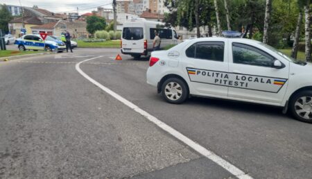 Accident straniu. A lovit un om care împingea un microbuz și a fost alergat de Poliție