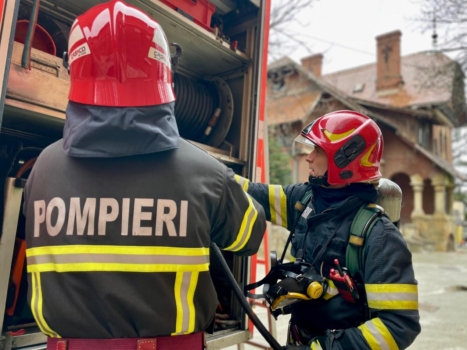 Incendii scăpate de sub control! Lupta pompierilor
