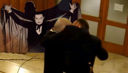 „Dracula” din Parlament! Un deputat a sărit la gâtul unui coleg să-l muște