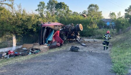 Grav accident rutier în Lunca Corbului: camion răsturnat și stâlp de electricitate rupt