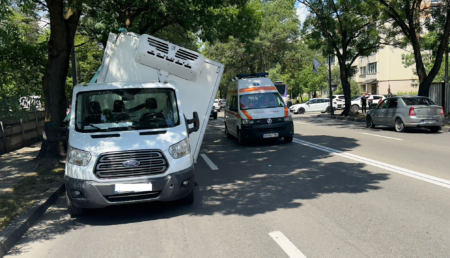 Pitești. Accident lângă Spital! Bena unei dube de la Zuzu, praf!