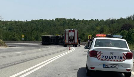 Accident deosebit de grav! Un TIR a făcut dezastru pe drum: trafic blocat și șofer rănit