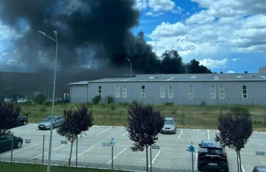 Exclusiv/Incendiu în zona unei firme de automotive de pe Autostrada A1, lângă Pitești