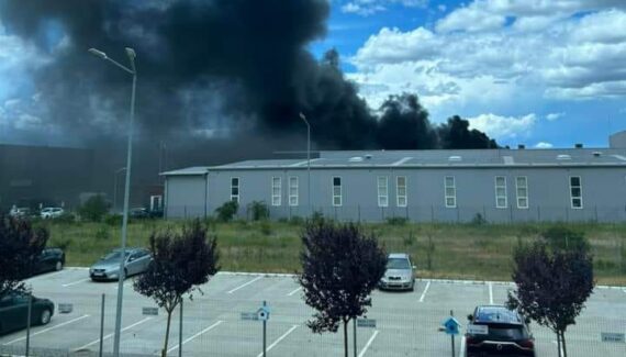 Exclusiv/Incendiu în zona unei firme de automotive de pe Autostrada A1, lângă Pitești