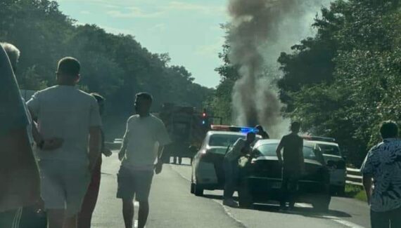 Alertă! O mașină a luat foc pe autostradă
