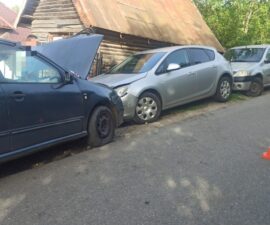 Accident în Argeș: Mașină parcată lovită puternic