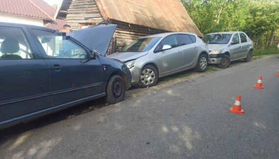 Accident în Argeș: Mașină parcată lovită puternic