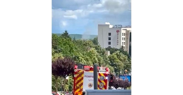 Video – Arde o construcție, lângă Pitești! Fumul gros se vede din oraș