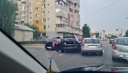 Pitești. Un bolid BMW X5, accident pe Frații Golesti, acum!