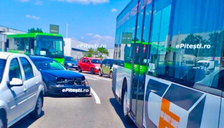 Accident la Uzina Dacia. Mașina unei angajate, distrusă de un autobuz cu muncitori