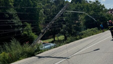 Accident în Argeș: Impact puternic cu un stâlp de electricitate