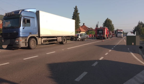 Argeș. O mașină a luat foc după ce s-a lovit de un camion. Două femei, la spital