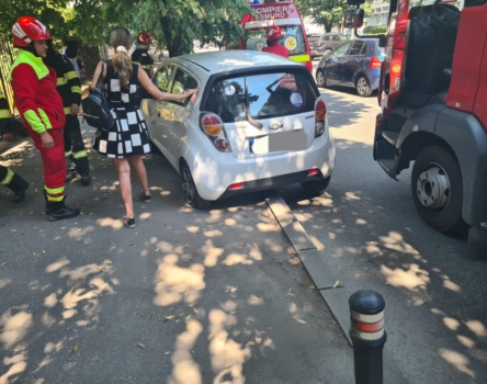 Accident în Pitești. De pe bulevard a ajuns într-un pom!