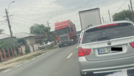 Argeș: Accident cu două autoturisme implicate. Pericol de incendiu