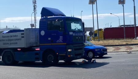 Pitești. Camion, accident în sensul giratoriu de la Vamă!