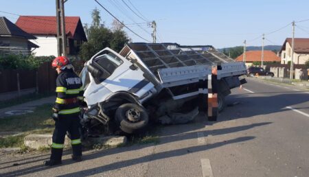 Argeș/ Accident la prima oră a dimineții: O autoutilitară a ajuns în șanț