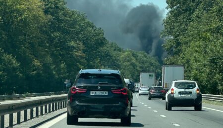 Urgență pe autostradă! O dubă arde în flăcări